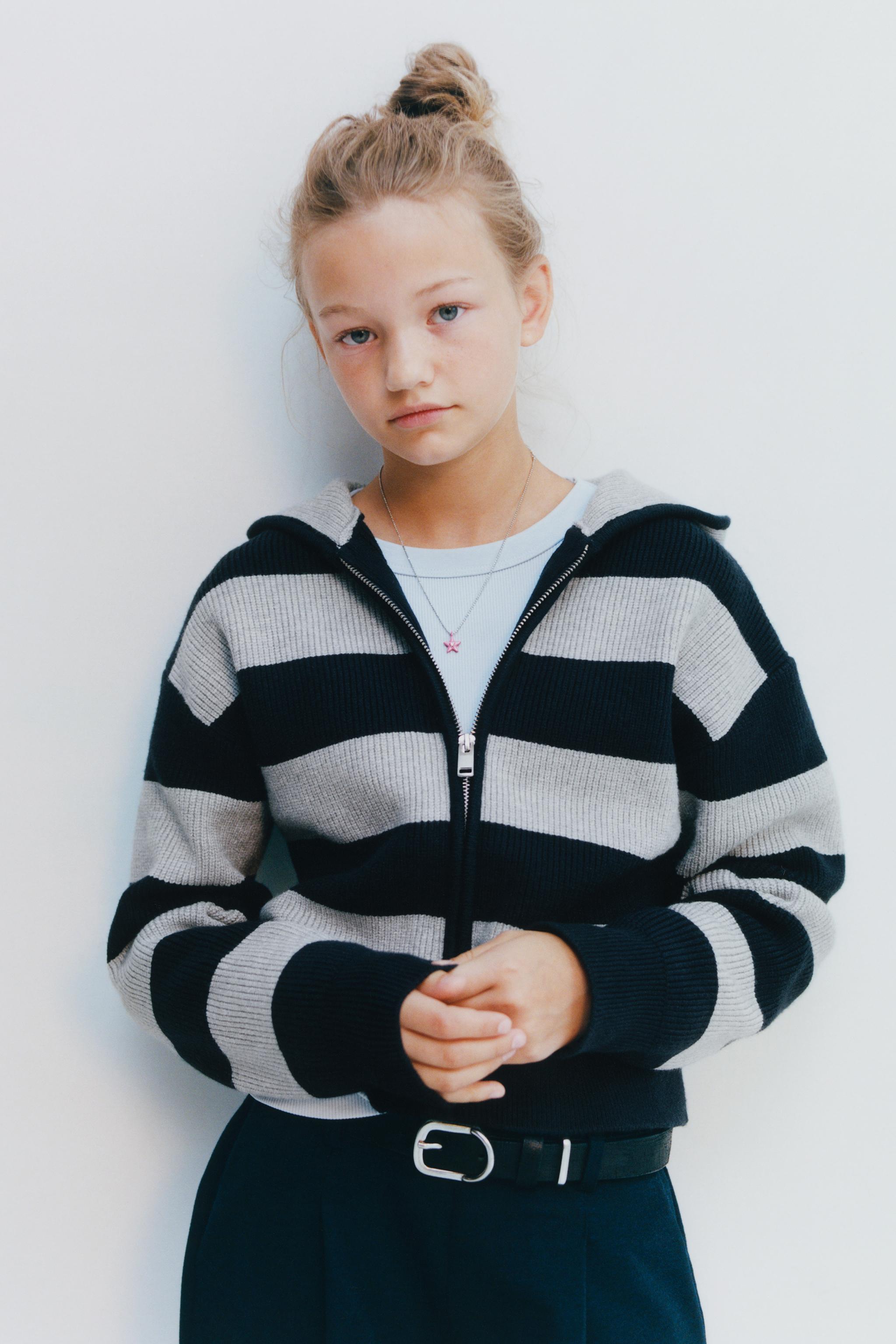 GILET EN MAILLE À CAPUCHE ET RAYURES